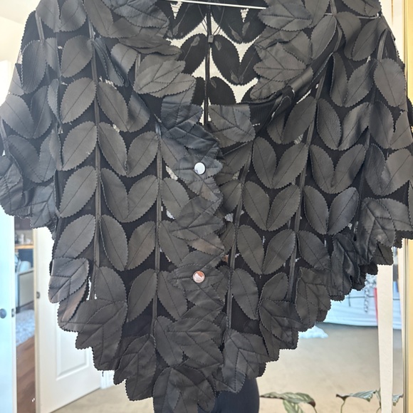 Overland black leather shawl/cape with leaf design.  Perfect condition - Picture 4 of 5